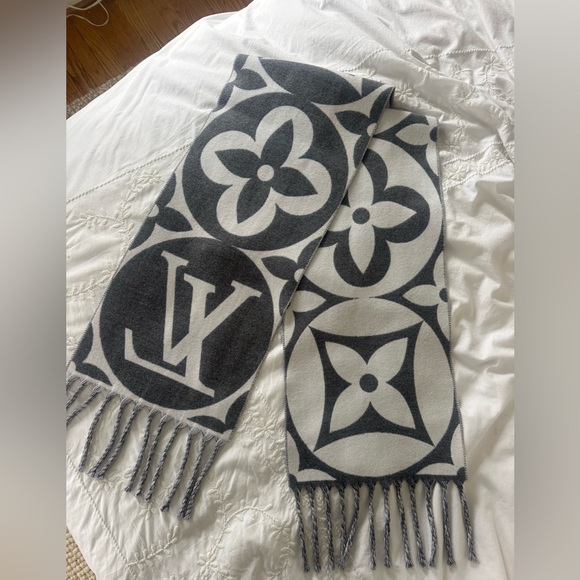 Louis Vuitton Accessories - Louis Vuitton - LV Medallion Scarf